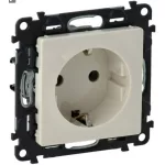   LEGRAND 753228 Valena Life 2P+F dugalj csatlakozóaljzat  (6mm2-es csavaros vezetékbekötéssel), gyermekvédelemmel elefántcsont
