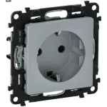 LEGRAND 753320 Valena Life 2P+F dugalj csatlakozóaljzat gyermekvédelemmel, rugós vezetékbekötéssel alumínium