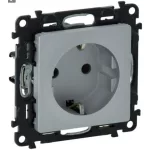  LEGRAND 753328 Valena Life 2P+F dugalj csatlakozóaljzat  (6mm2-es csavaros vezetékbekötéssel), gyermekvédelemmel alumínium