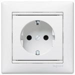   LEGRAND 774423 Valena 2P+F dugalj csatlakozóaljzat monoblokk, fehér
