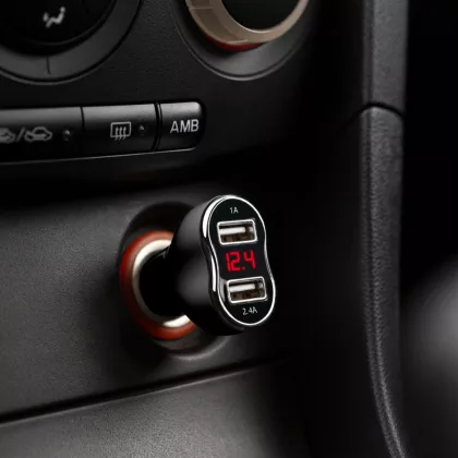 MNC 55055BK Szivargyújtó adapter - 2 x USB - 2,4 A - fekete, feszültségmérővel és árammérő
