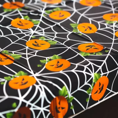FAMILY 56542A Halloween-i asztalterítő - alumínium hatású - 137 x 183 cm - tök, pókháló