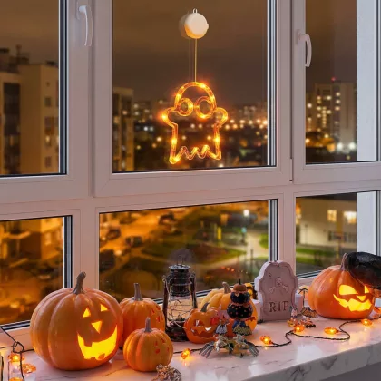   GLOBIZ 56588A Halloween-i világító dekoráció - szellem - tapadókorongos - 12 LED - 20 x 18,5 cm - 3 x AAA