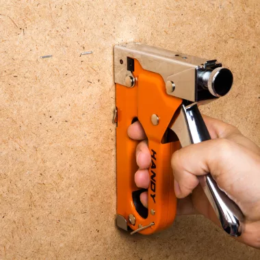 HANDY 10442B Kézi tűzőgép szett kofferben - tűzőgép + 3 féle kapocs HANDY 10442B Kézi tűzőgép szett kofferben - tűzőgép + 3 féle kapocs