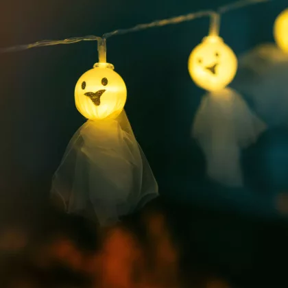   FAMILY 56533B Halloween-i LED-es fényfüzér - szellem - 10 LED - 2 x AA - 0,9 m