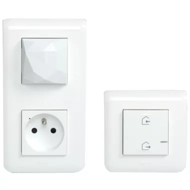 LEGRAND 077733L Program Mosaic okos központi egység, süllyesztett, beépített háztartási aljzattal, megérkezés/távozás szcenárió kapcsolóval és díszítő keretekkel, fehér színű,   - Legrand/Netatmo