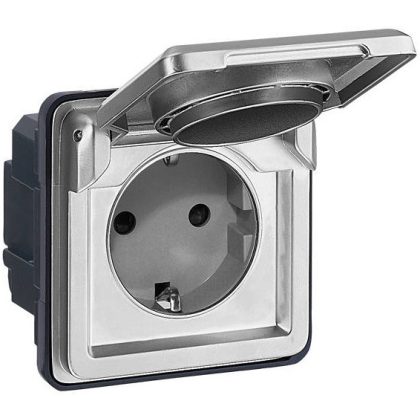 LEGRAND 077835 Soliroc 2P+F földelt dugalj csatlakozóaljzat 16A - 250V~, IK10, gyermekvédelemmel, csapófedéllel, csavaros bekötéssel, vandálbiztos