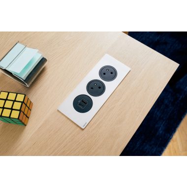 LEGRAND 654750 Incara Disq In 3 - bútorba süllyeszthető 2x2P+F + 1xUSB A+C aljzat, 2m kábellel, fekete