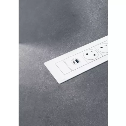   LEGRAND 654779 Incara Multilink - bútorba süllyeszthető, 4 modul, 2P+F + USB A+C aljzat, 2m kábellel, fehér