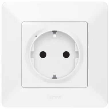 LEGRAND 752194 Intelligens dugalj csatlakozóaljzat - 16 A - Valena Life Netatmo fehér
