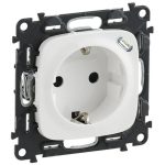   LEGRAND 753005 Valena Allure 2P+F dugalj csatlakozóaljzat+ USB C-túpusú 1,5A-5V-7,5W töltőaljzat, körmös/csavaros rögz, rugós beköt, Fehér