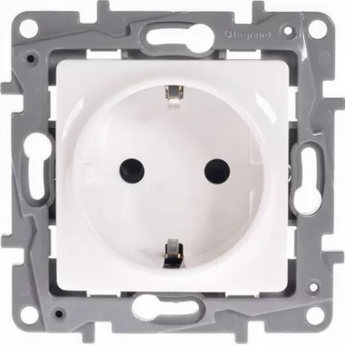 LEGRAND 764529 Niloé 2P+F dugalj csatlakozóaljzat gyermekvédelemmel (csavaros), fehér